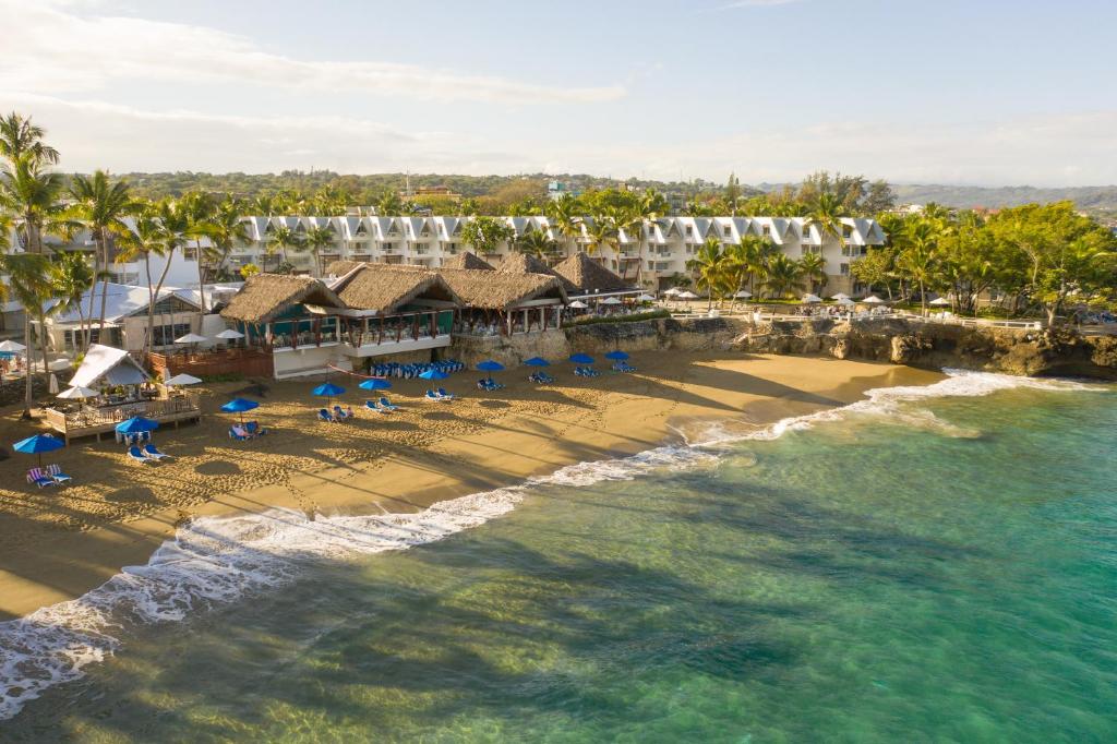 een luchtzicht op het strand van een resort bij Casa Marina Beach & Reef All Inclusive in Sosúa