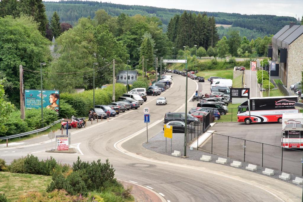 スタヴロにあるOpen Source à l'entrée du Circuit!の車道脇の賑やかな通り
