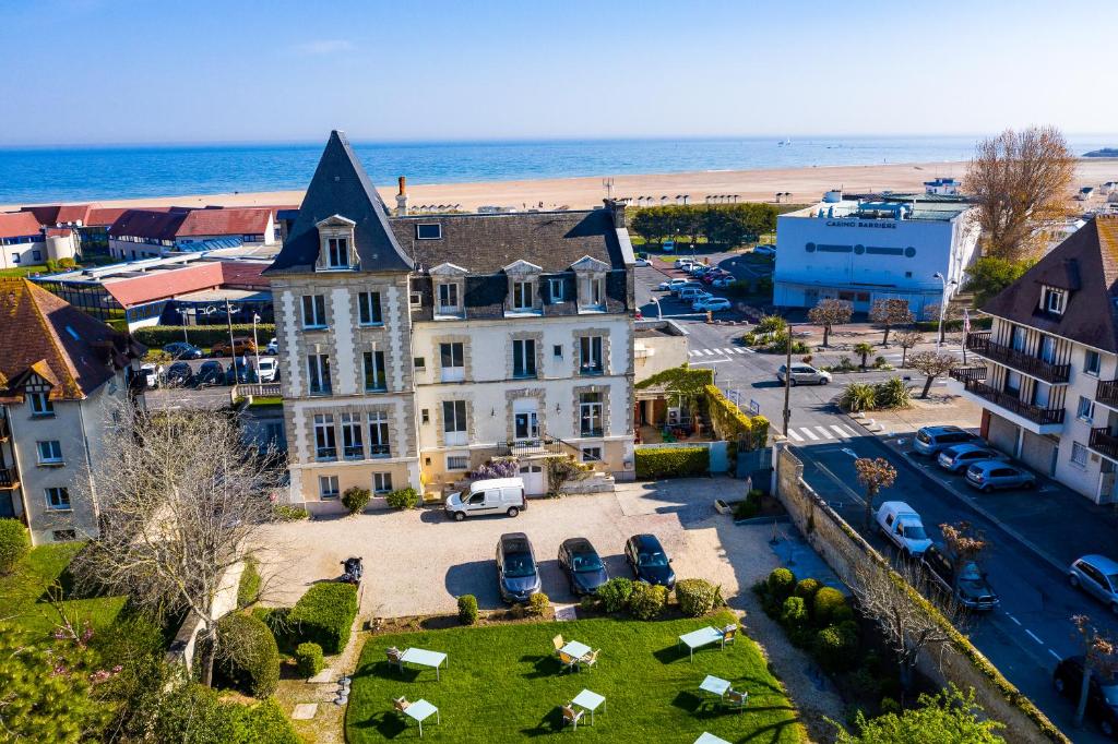 an aerial view of a building and the beach at La Villa Andry in Ouistreham