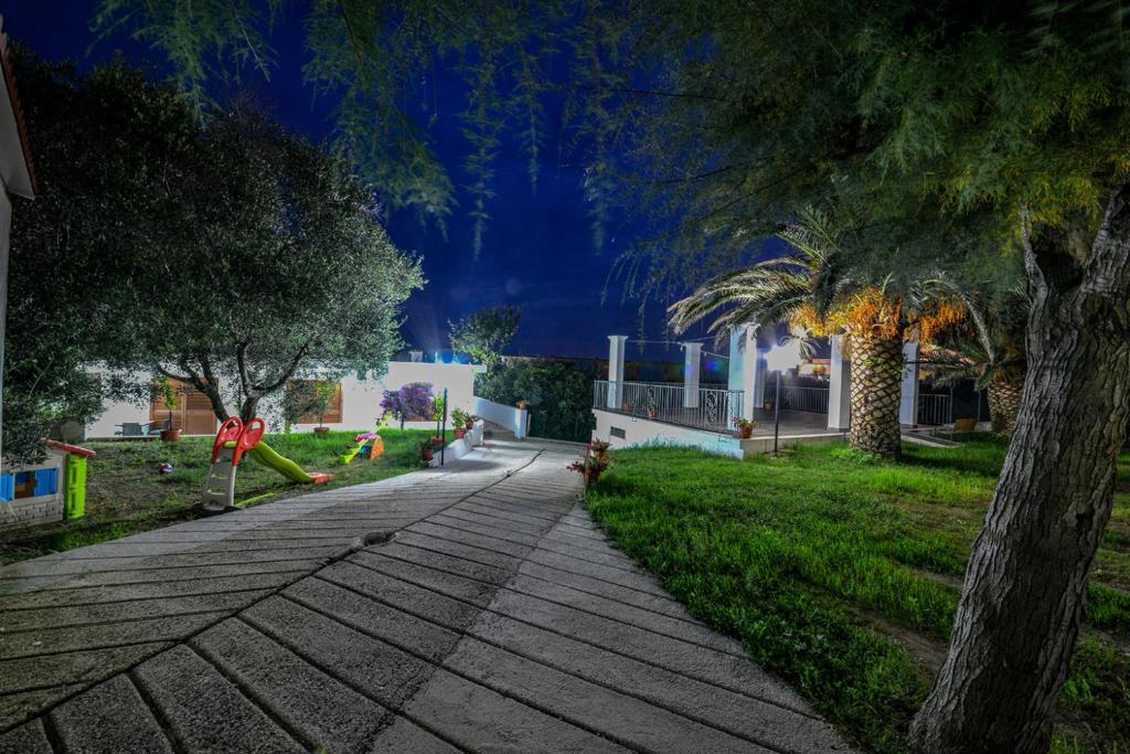 een loopbrug in een park met een speeltuin bij Residence Palm Beach in Peschici