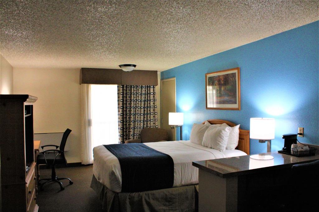 Baymont by Wyndham Yakima Riverfront - Queen Studio Suite Con River View - No Fumadores