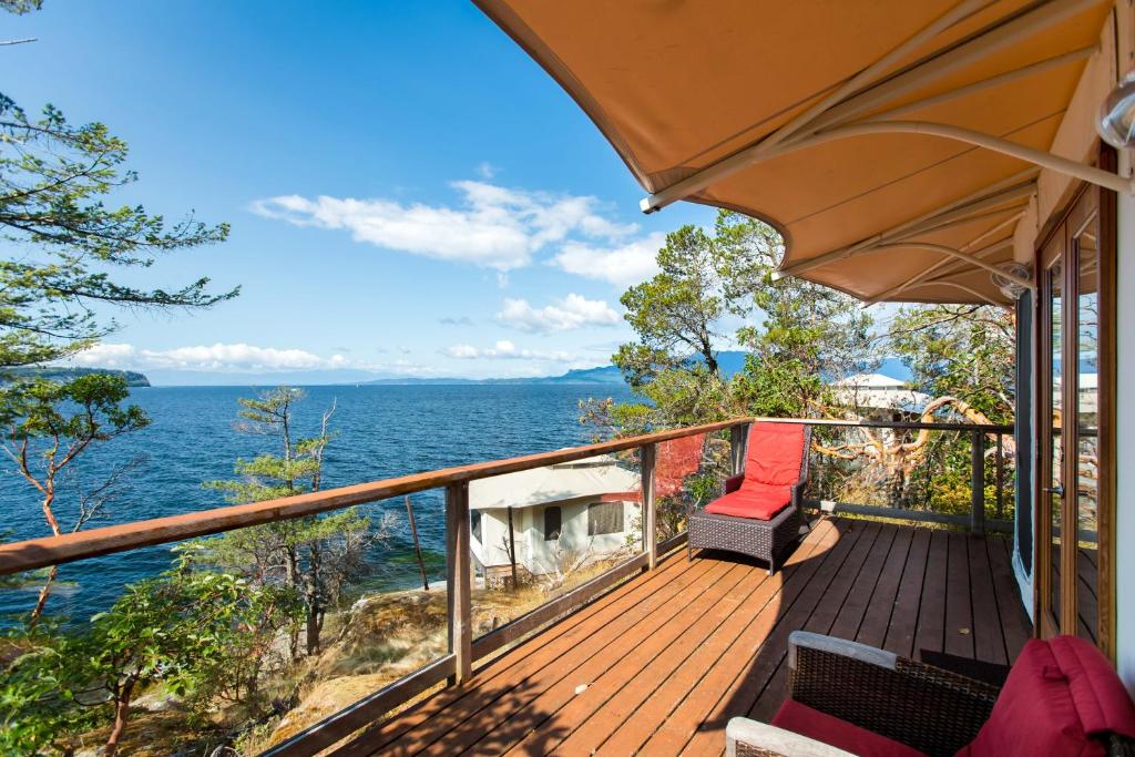 Rockwater Secret Cove Resort في Halfmoon Bay: شرفة منزل مطلة على المحيط