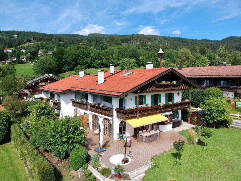 an aerial view of a house with a roof at Apartmenthaus Der Johanneshof - tolle Lage nah am See in Schliersee