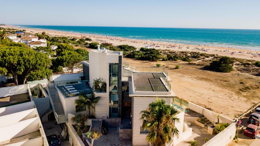 Hotel Boutique Aroma de Mar في شيكلانا دي لا فرونتيرا: منزل على الشاطئ مطل على شاطئ