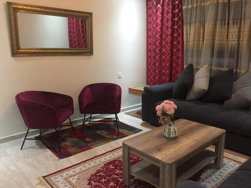 un soggiorno con divano e 2 sedie di B-LBAIT Agadir Morning light for Family ad Agadir