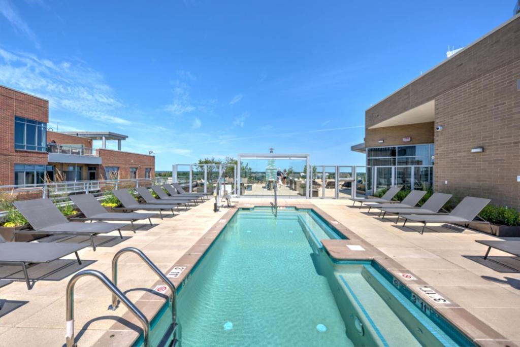 Global Luxury Suites Bethesda Chevy Chase游泳池或附近泳池