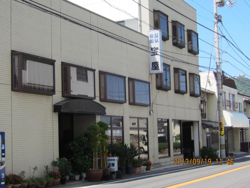 a building on the side of a street at Takaraya in Kotohira
