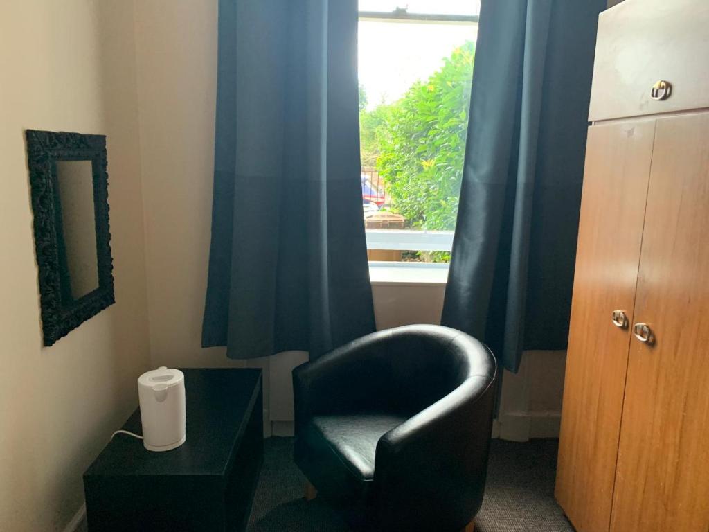 Mayfair Guest House - Single Room With Shared Bathroom