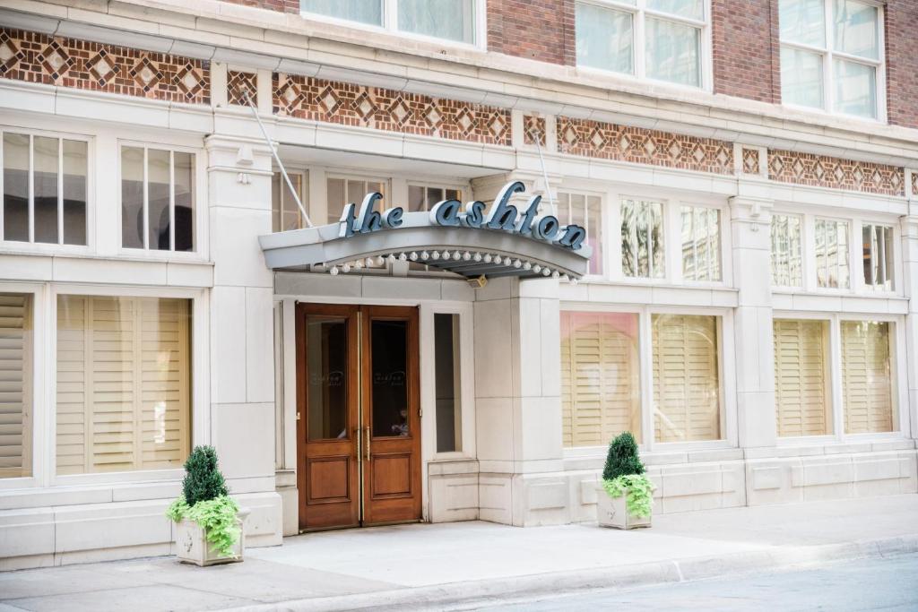 un edificio con una señal que lee el gueto en The Ashton Hotel en Fort Worth