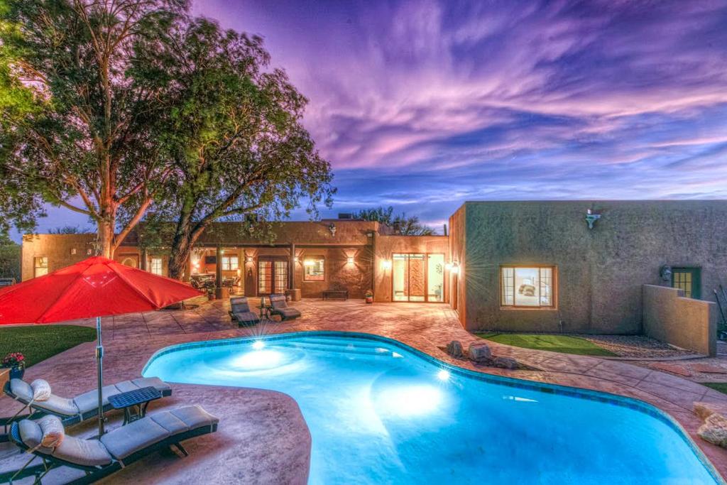 una piscina en un patio con una casa en Hacienda Panorama Estate, en Tucson