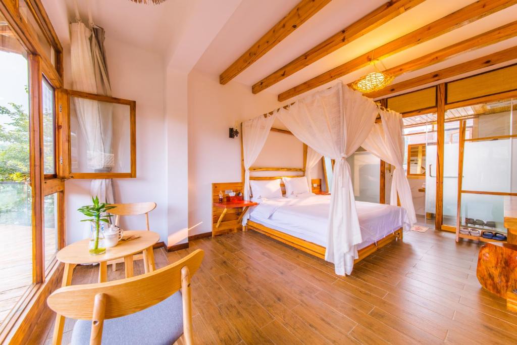Postel nebo postele na pokoji v ubytování Swallow Nest Guesthouse