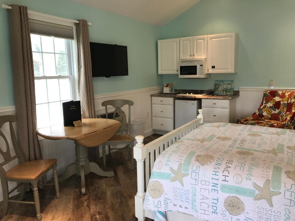 Kuchyň nebo kuchyňský kout v ubytování Falmouth Heights Motor Lodge