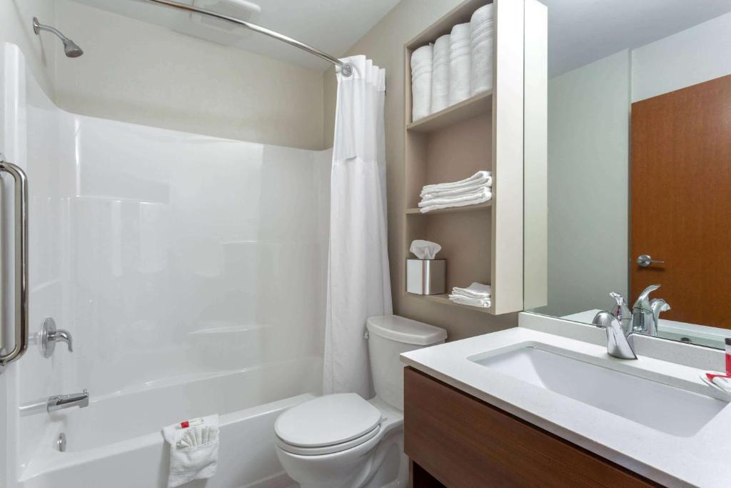 Koupelna v ubytování Microtel Inn & Suites by Wyndham Niagara Falls