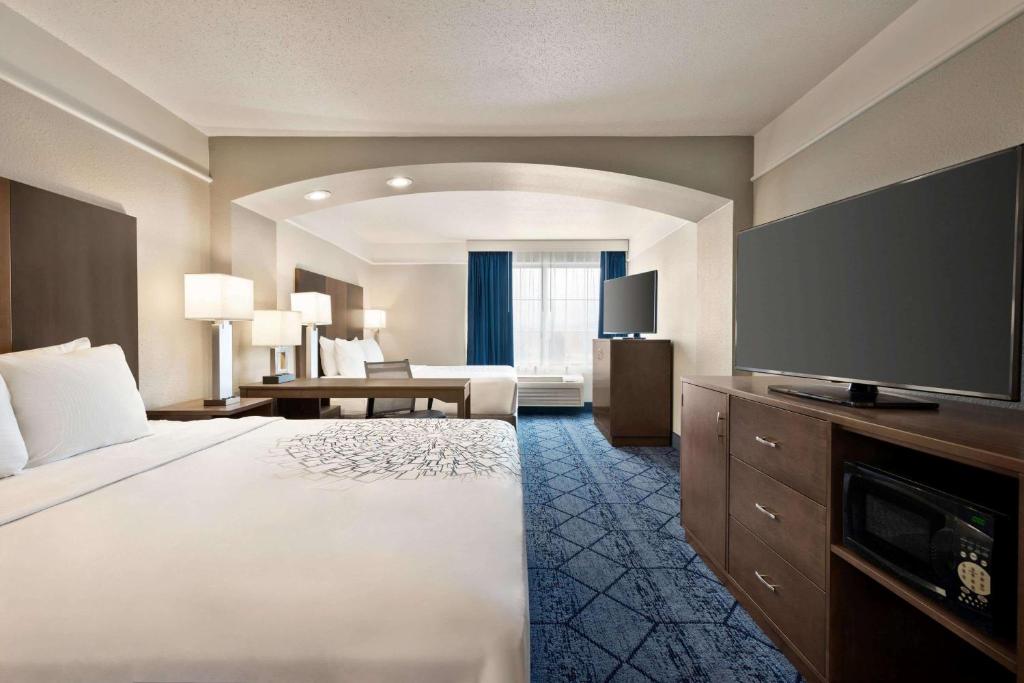 La Quinta Inn and Suites by Wyndham at WaTiki Waterpark - Executive King Room Met Twee Kingsize Bedden