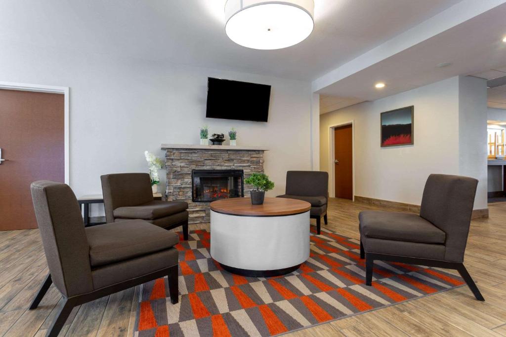 TV a/nebo společenská místnost v ubytování Microtel Inn & Suites by Wyndham Niagara Falls