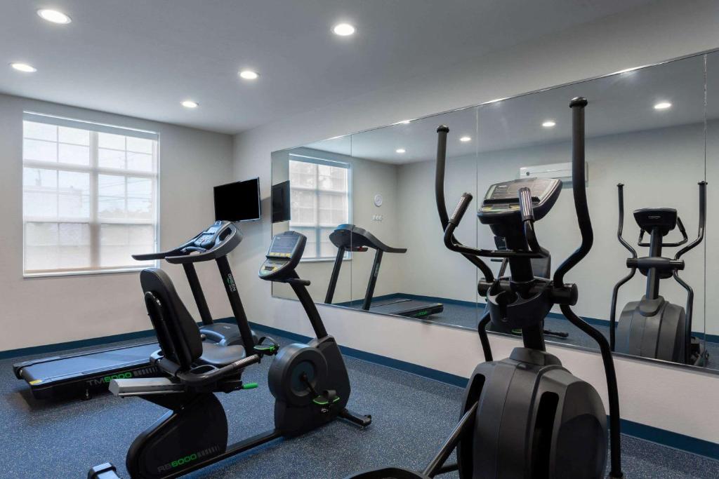 Fitness centrum a/nebo fitness zařízení v ubytování Microtel Inn & Suites by Wyndham Niagara Falls