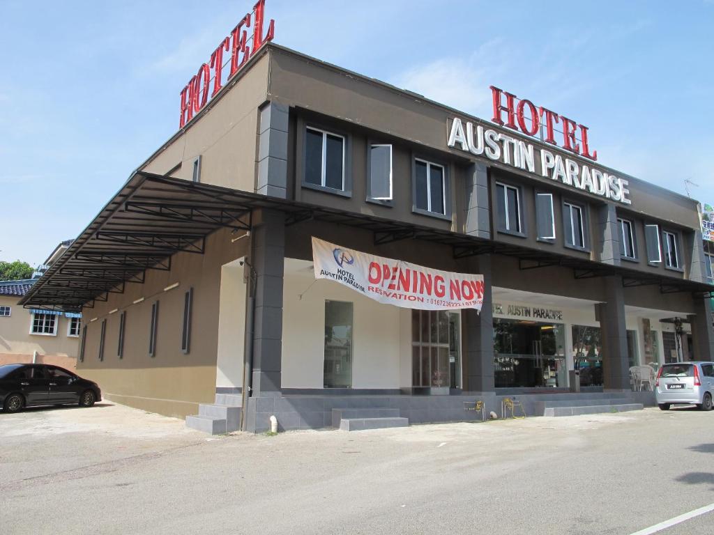 un edificio con un cartel que lee la promesa del hotel austin en Hotel Austin Paradise - Taman Pulai Utama en Skudai