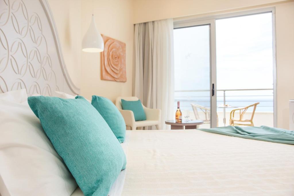 Postel nebo postele na pokoji v ubytování Pegasos Deluxe Beach Hotel