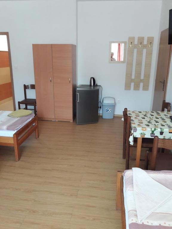 Postel nebo postele na pokoji v ubytování Ubytovňa a penzión Tavros