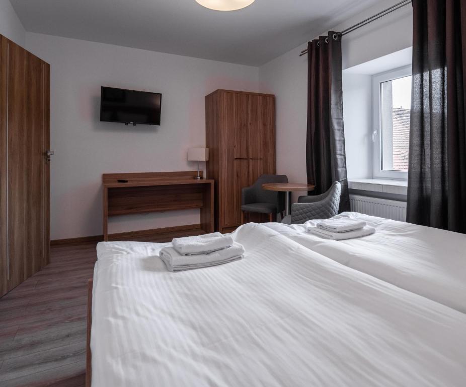 een hotelkamer met een bed met handdoeken erop bij Apartamenty ZYGFRYD 28C/3/3 in Bystrzyca Kłodzka