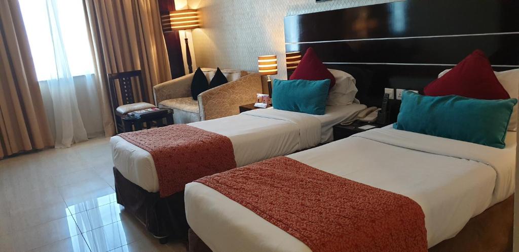 Postel nebo postele na pokoji v ubytování Landmark Riqqa Hotel