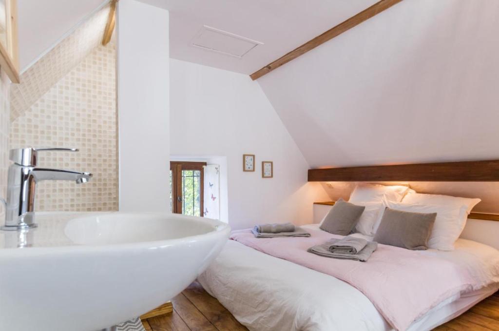 Postel nebo postele na pokoji v ubytování Domaine du Manoir de Vains