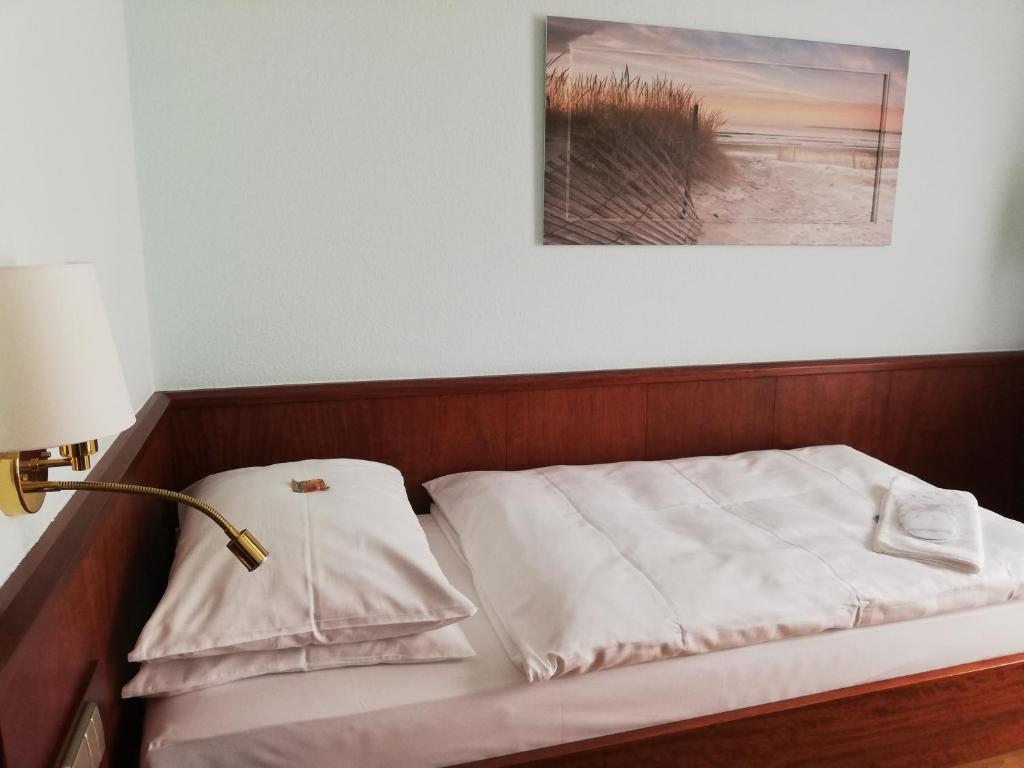 Postel nebo postele na pokoji v ubytování Leine Hotel