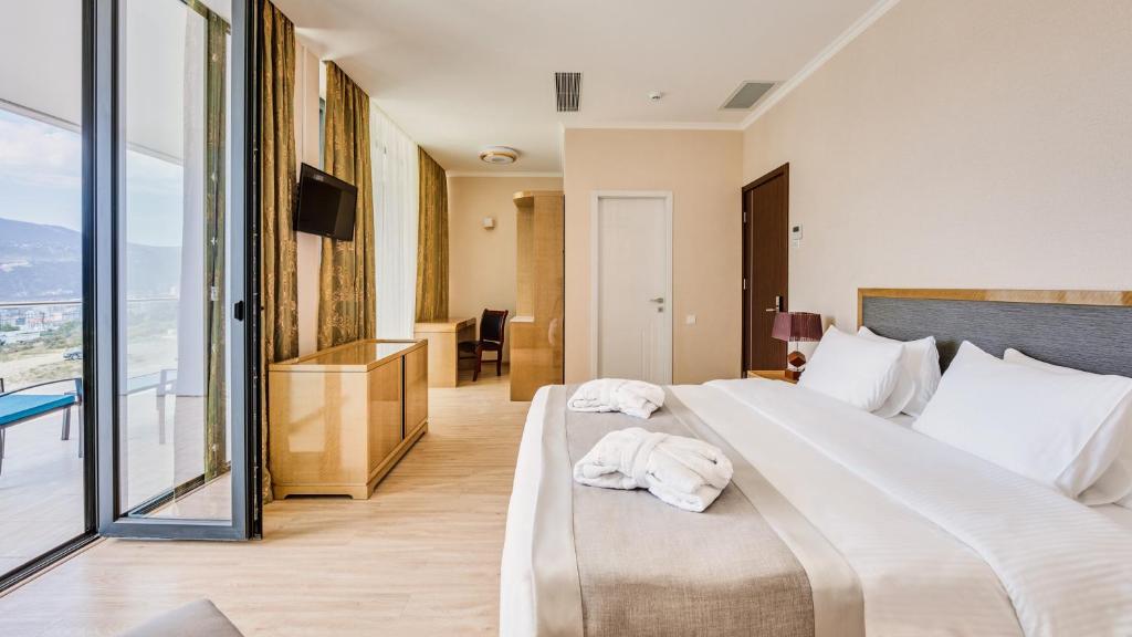 Postel nebo postele na pokoji v ubytování Lisi Hills Hotel