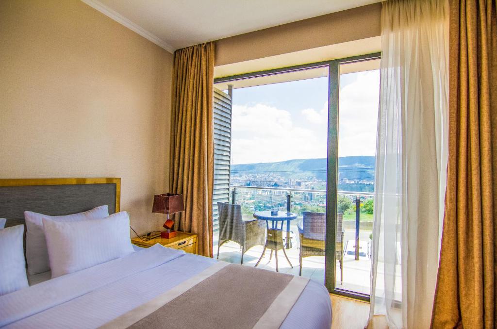 Postel nebo postele na pokoji v ubytování Lisi Hills Hotel