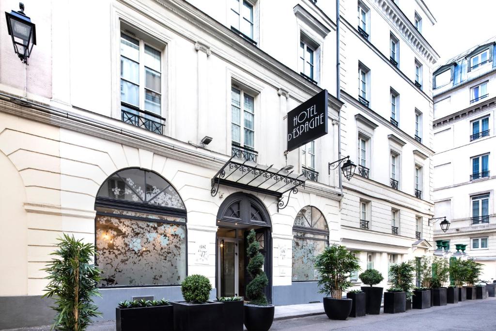 パリにあるホテル デエスパーニュの白い建物