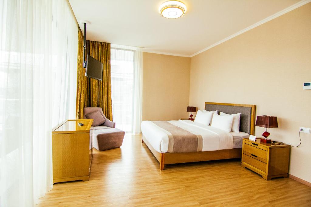 Postel nebo postele na pokoji v ubytování Lisi Hills Hotel