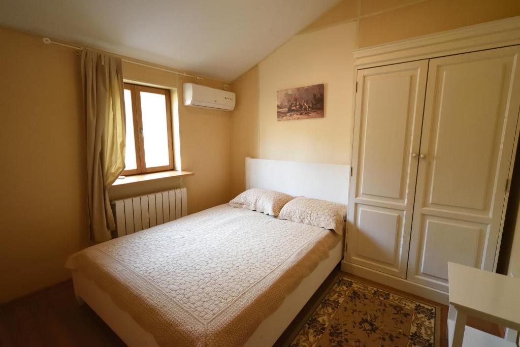 a small bedroom with a bed and a window at Country house Poljana Ubinskaja in Ubinskaya