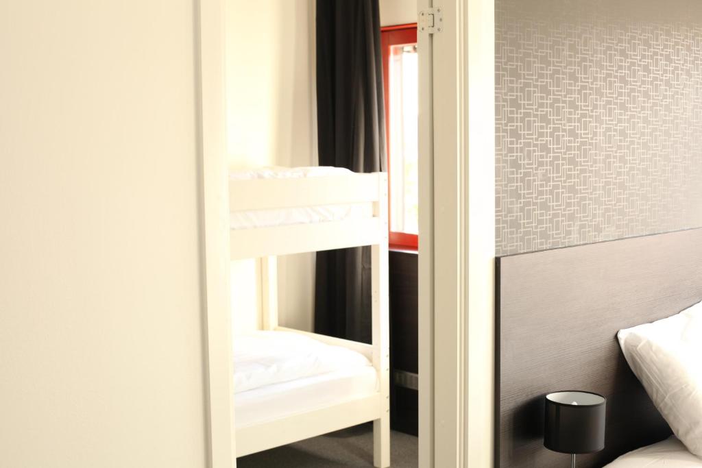 Postel nebo postele na pokoji v ubytování Nacka Stadshotell