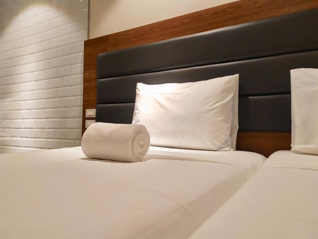 Postel nebo postele na pokoji v ubytování The Hub District Garden Suites