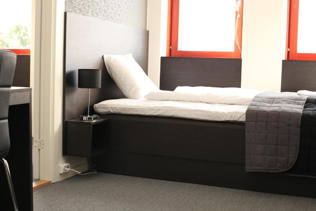 Postel nebo postele na pokoji v ubytování Nacka Stadshotell