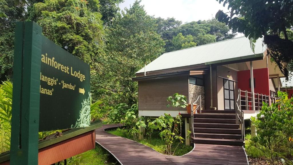 een klein gebouw met een bord ervoor bij Mulu National Park in Mulu