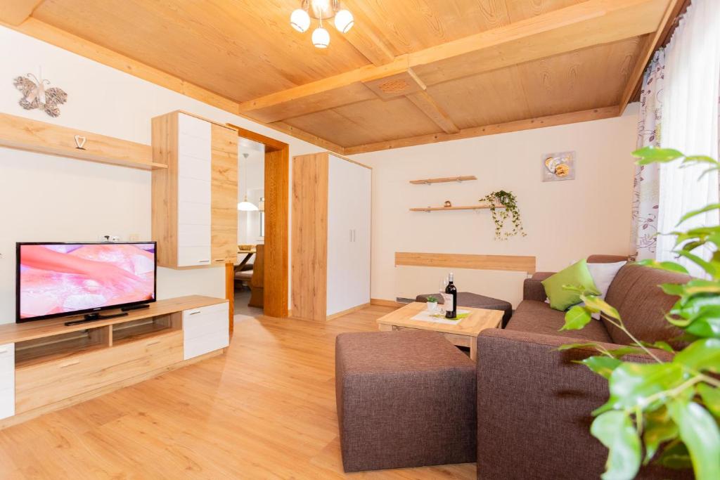 Televízia a/alebo spoločenská miestnosť v ubytovaní Rainberghof