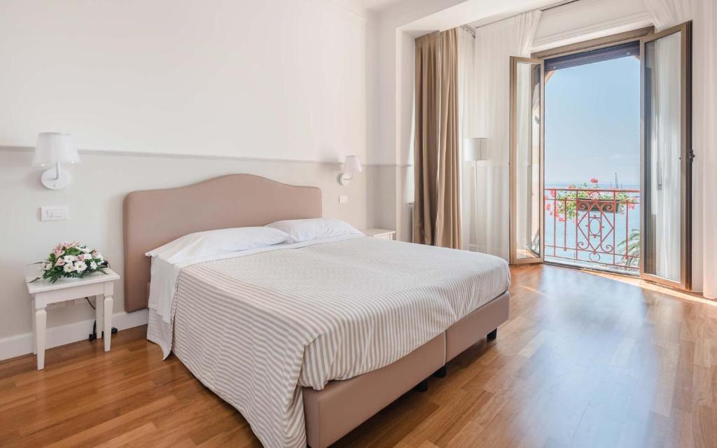 Postel nebo postele na pokoji v ubytování Miramare Hotel