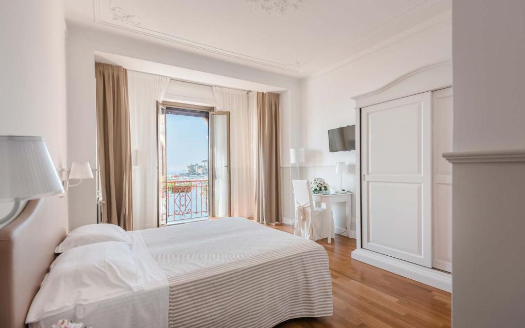 Postel nebo postele na pokoji v ubytování Miramare Hotel