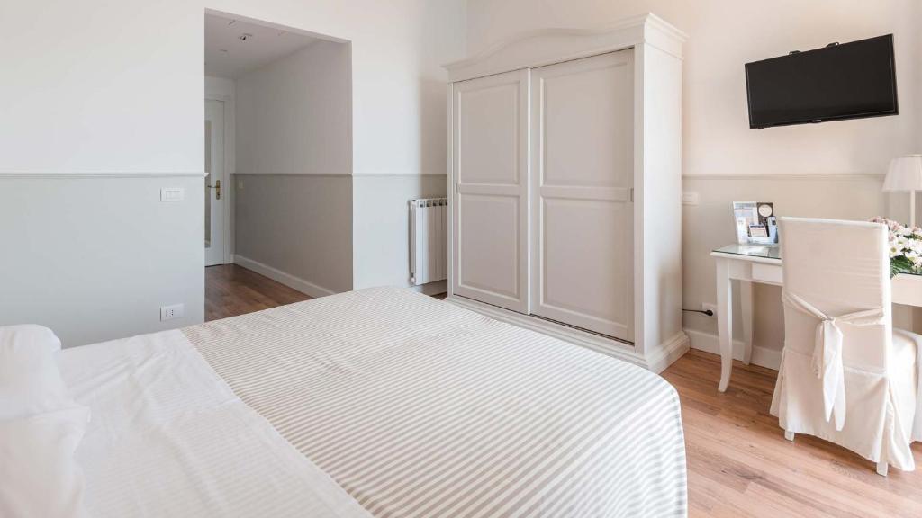 Postel nebo postele na pokoji v ubytování Miramare Hotel
