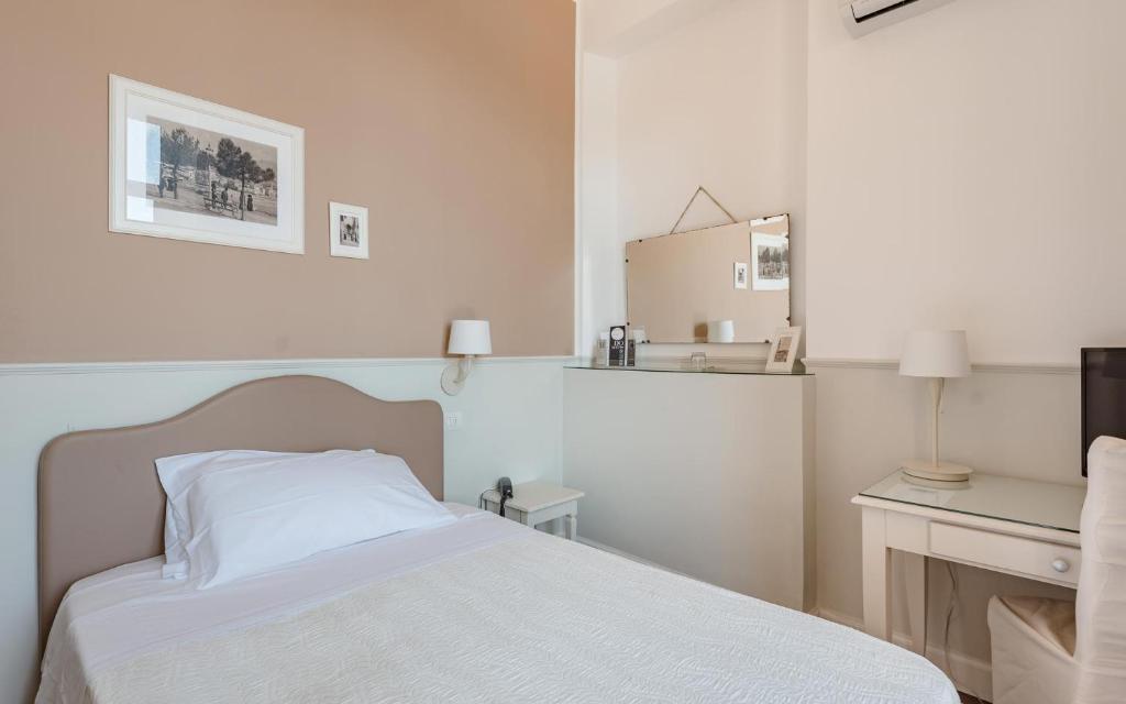 Postel nebo postele na pokoji v ubytování Miramare Hotel