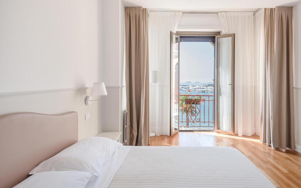 Postel nebo postele na pokoji v ubytování Miramare Hotel
