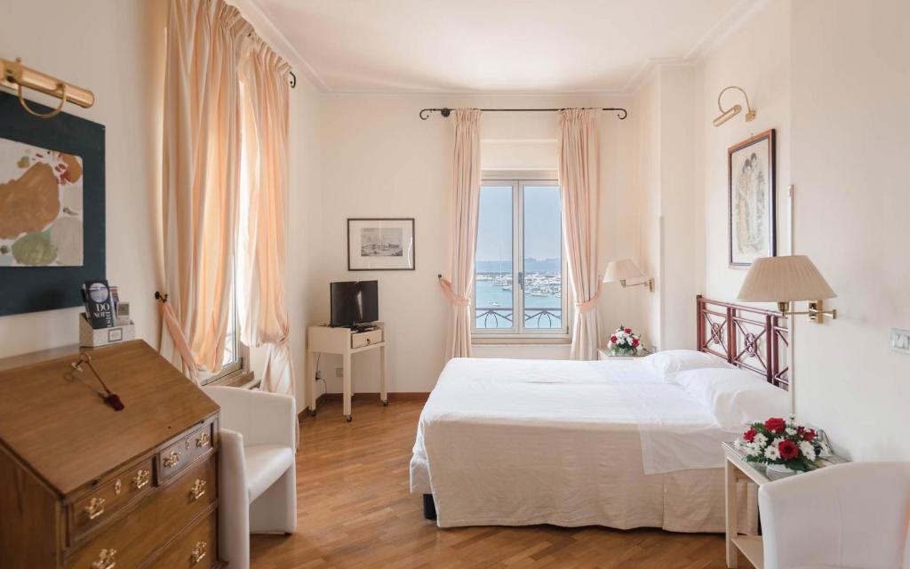 Postel nebo postele na pokoji v ubytování Miramare Hotel