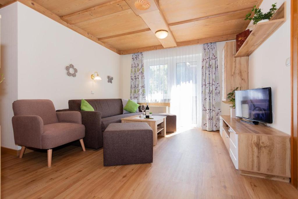 Televízia a/alebo spoločenská miestnosť v ubytovaní Rainberghof