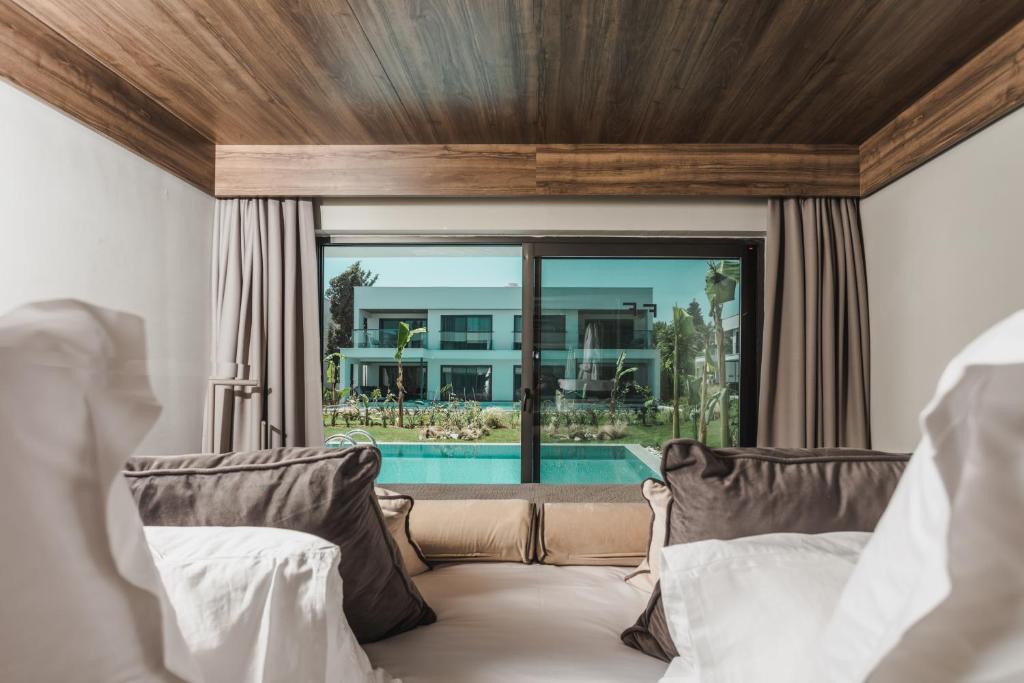 Paloma Finesse Side - Family Suite Swim Up Land View
