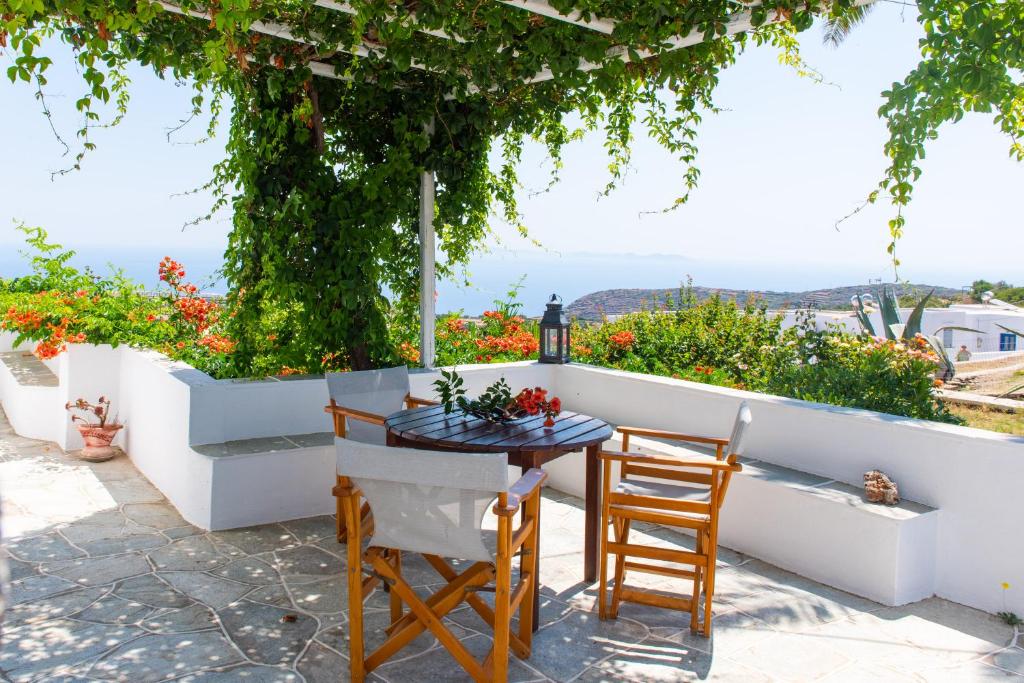 een tafel en stoelen op een balkon met uitzicht bij Arhontou in Apollonia