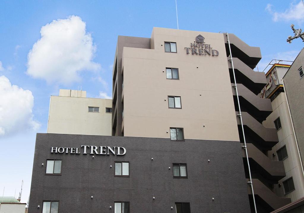 ein Gebäude mit den Worten Hoteltrend darauf in der Unterkunft Hotel Trend Nishi Shinsaibashi in Osaka