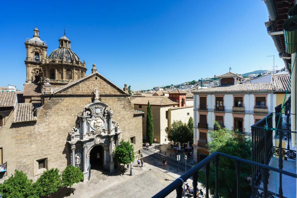 グラナダにあるOYO Fonda Sanchezの建物のバルコニーから市街の景色を望めます。