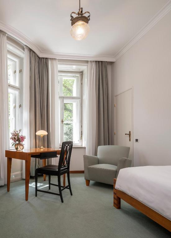 Postel nebo postele na pokoji v ubytování Parkhotel Laurin