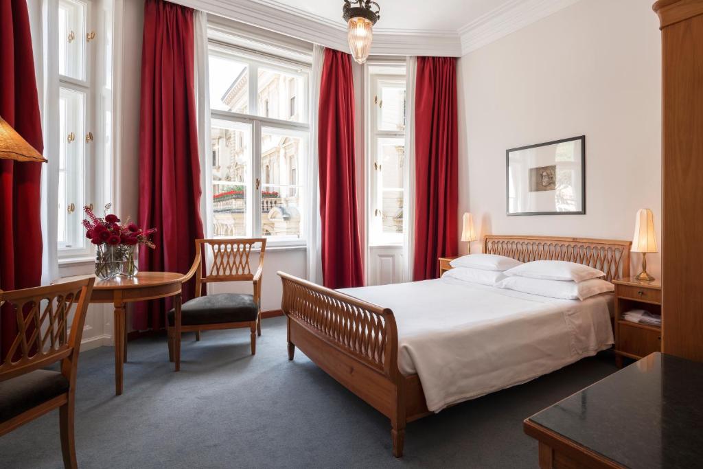 Postel nebo postele na pokoji v ubytování Parkhotel Laurin